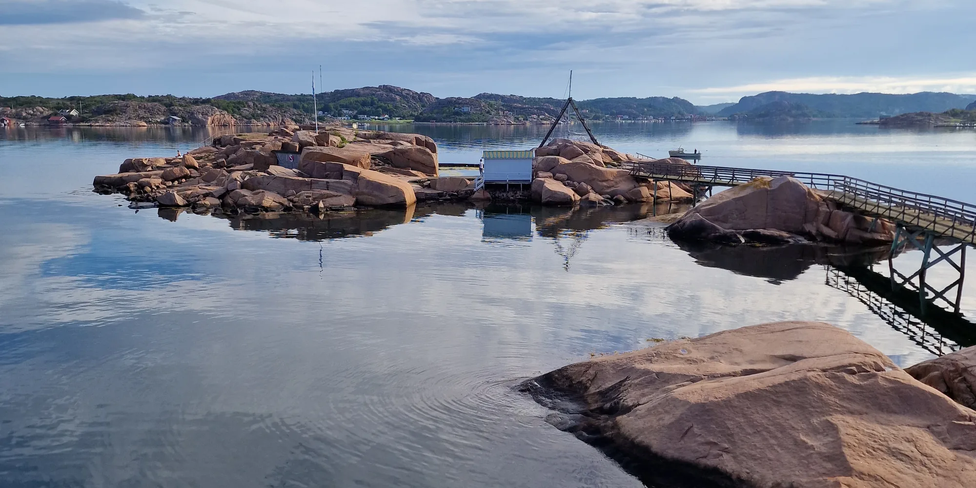 Die äußere Insel mit dem Windschutz und der Brücke an einem spiegelglatten Morgen