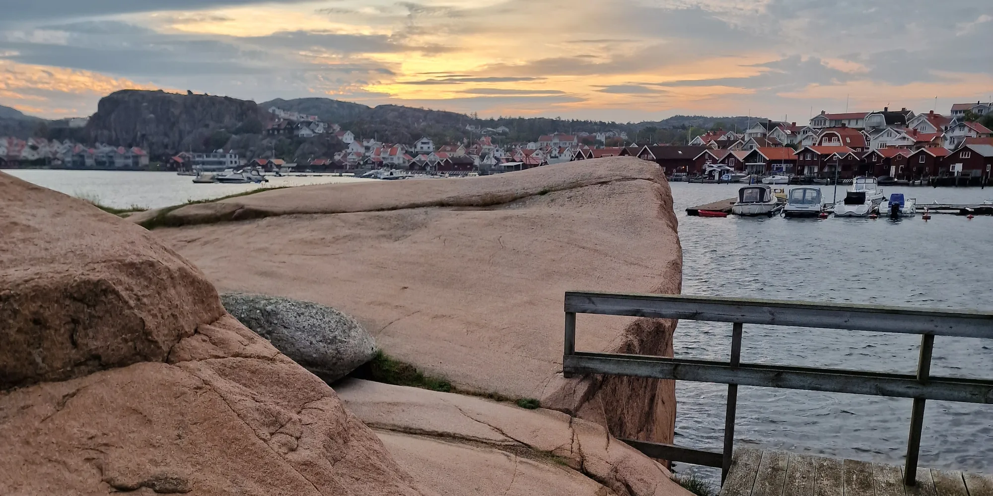 Die Klippen der Inseln mit dem Hafen von Bovallstrand im Abendlicht